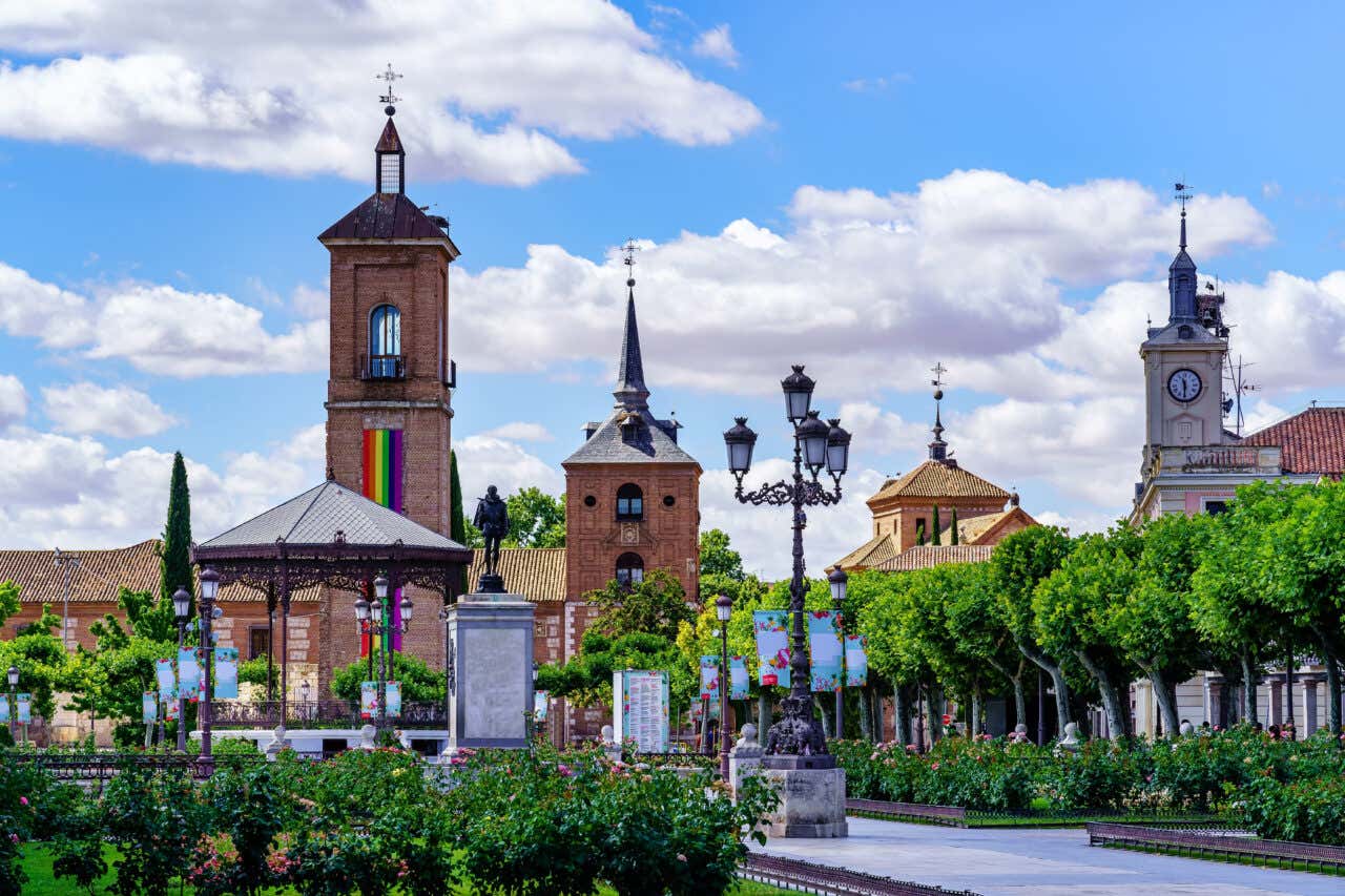 Vista sulla piazza principale di Alcalá de Henares in una giornata di sole