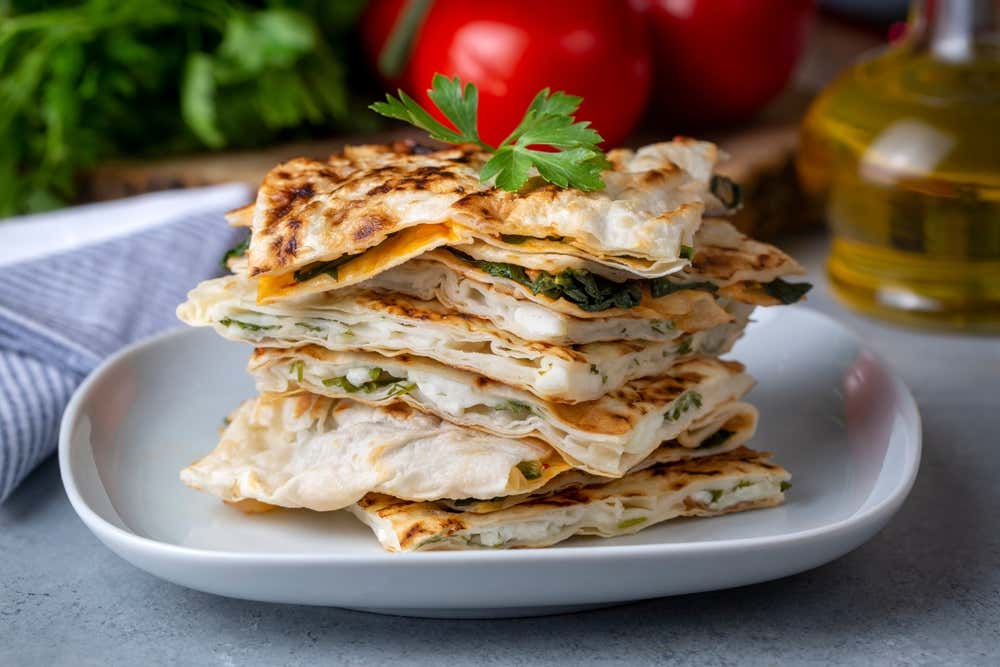 Gözleme, prato tradicional turco preparado com massa fina e recheado com ingredientes como queijo, espinafre ou batata
