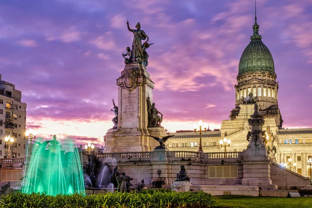 Vista da Plaza del Congreso, em Buenos Aires, ao entardecer