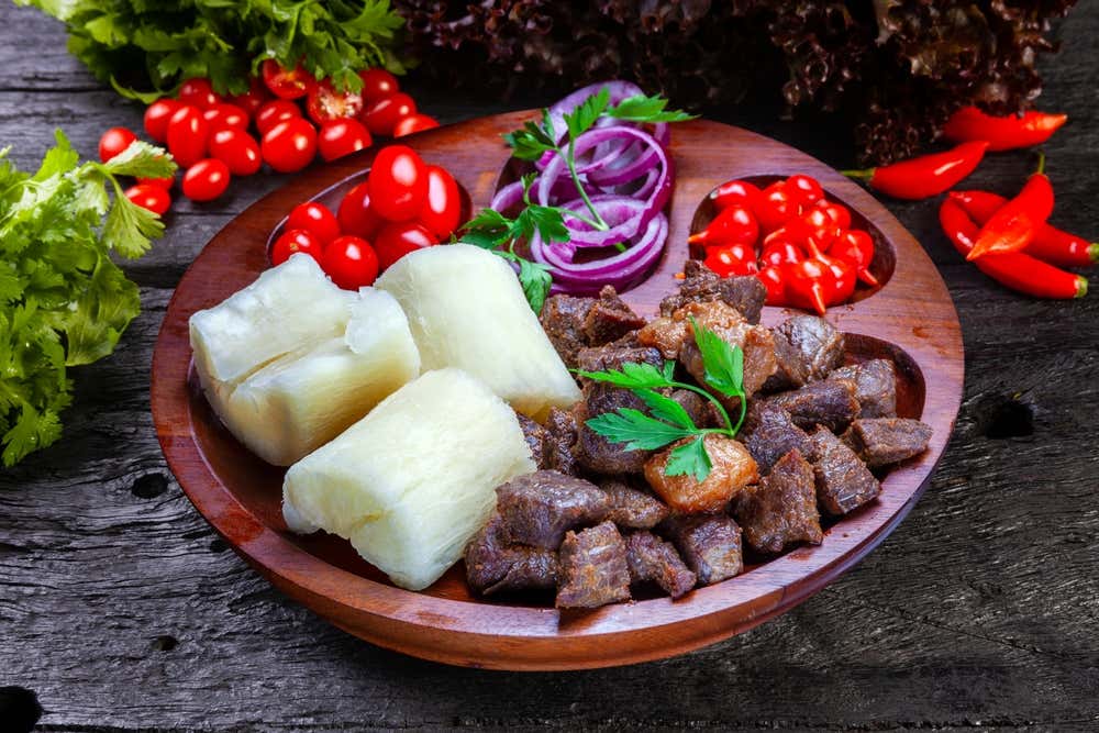 Detalhe de um prato de carne seca com mandioca cozida