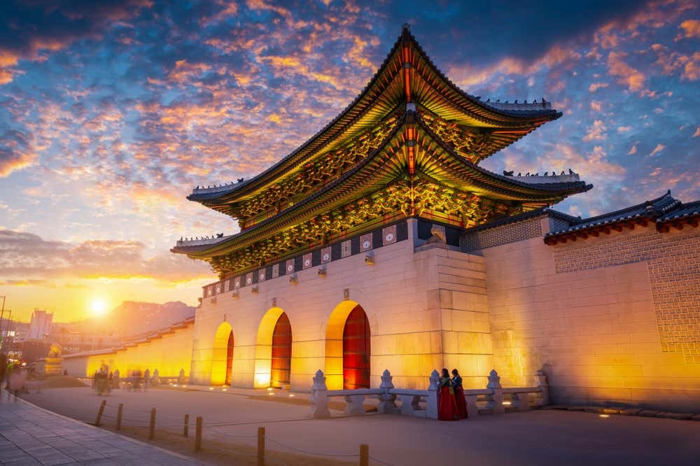 O Palácio Gyeongbokgung ao entardecer, em Seul, na Coreia do Sul, em um cenário de grande beleza