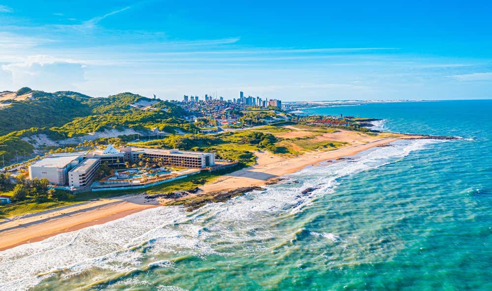 Avenida Costeira, na cidade de Natal, no estado do Rio Grande do Norte, Brasil, com vista para o litoral, praias de areia dourada, mar azul e hotéis à beira-mar