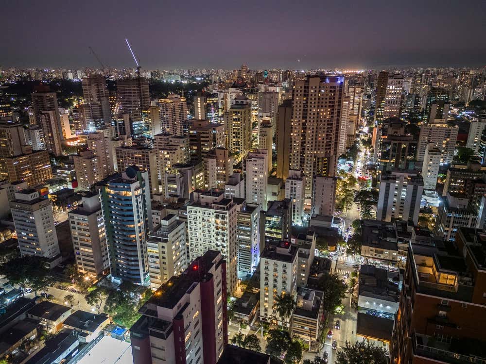 Bela vista aérea de bairros residenciais densamente povoados e edifícios urbanos de São Paulo