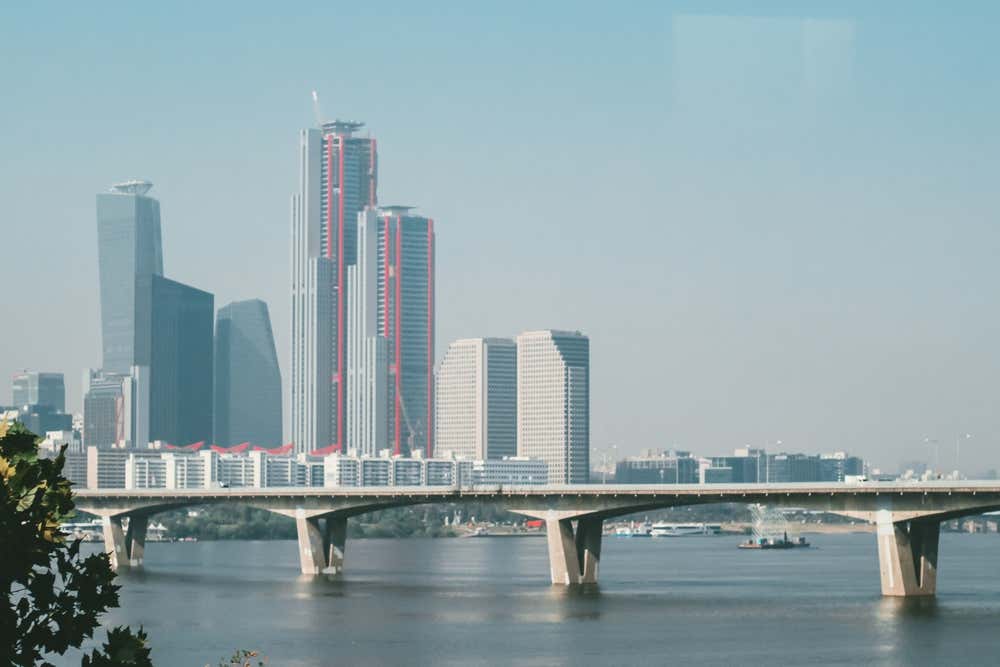 A paisagem urbana de Seul em um dia ensolarado na Coreia do Sul