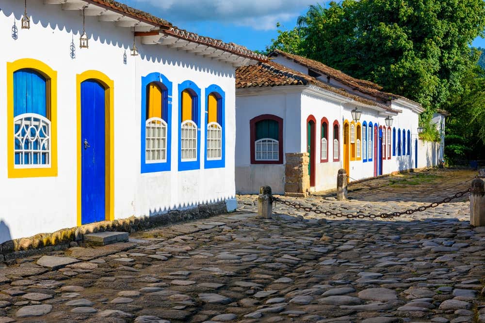 Rua no centro histórico de Paraty, no Rio de Janeiro, Brasil, com sua arquitetura colonial portuguesa preservada