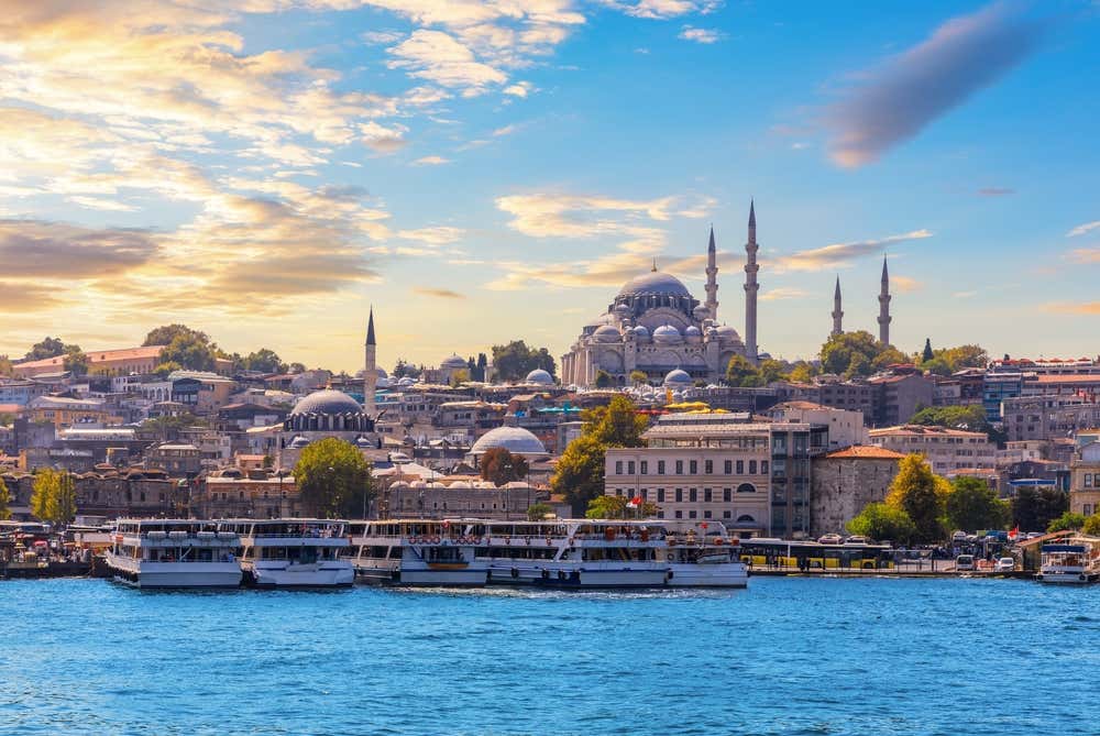 Navios no Bósforo, em frente à belíssima mesquita de Suleymaniye, em Istambul, Turquia