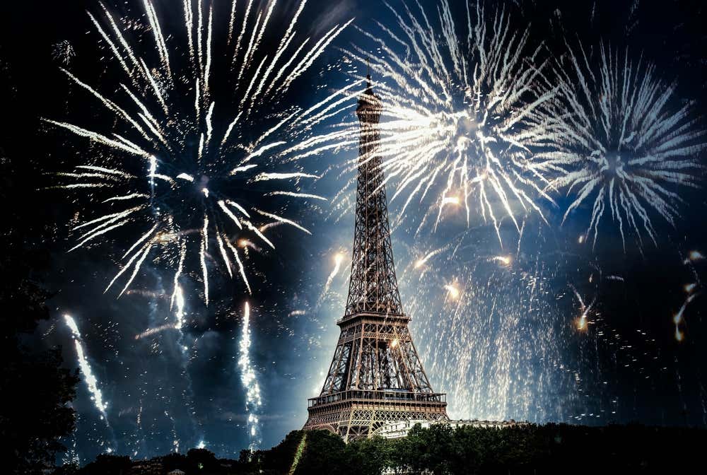 Fogos de artifício iluminando o céu sobre a Torre Eiffel durante a celebração do Ano-Novo em Paris, França