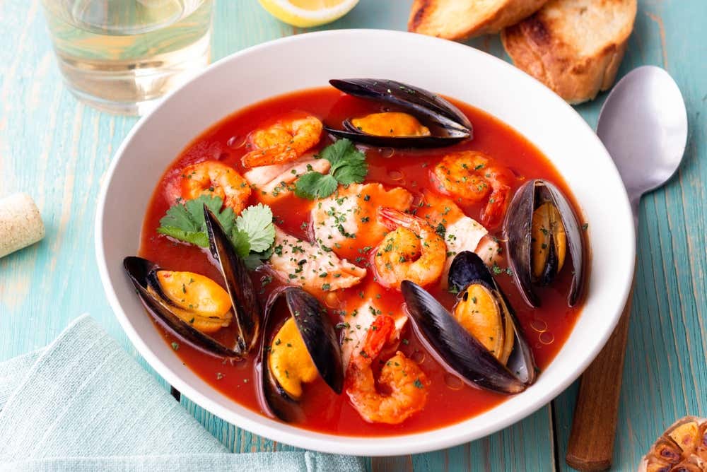 Bouillabaisse, tradicional sopa francesa de peixe e frutos do mar, preparada com peixe, mexilhões e camarões