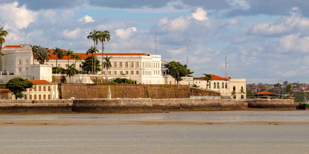 Vista panorâmica do calçadão do centro histórico de São Luís, no Maranhão, Brasil, com casarões coloniais, fachadas revestidas de azulejos portugueses e ruas que preservam o patrimônio arquitetônico da cidade