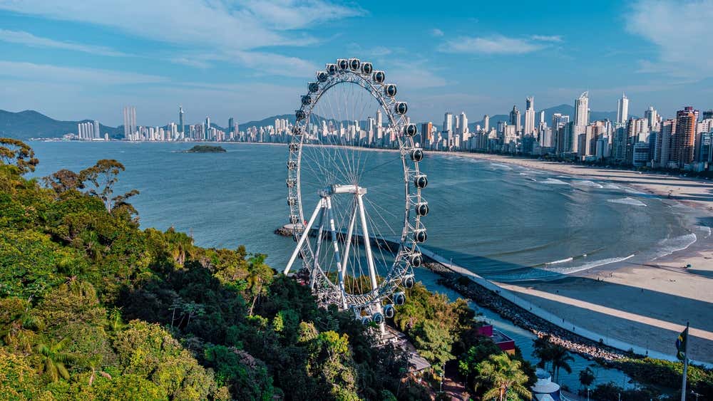 Vista da roda-gigante de Balneário Camboriú, em Santa Catarina, Brasil, com vista panorâmica da orla e do litoral