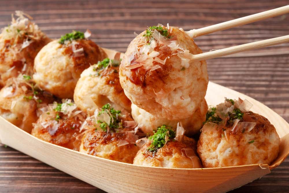 Takoyaki, tradicional iguaria de rua japonesa, servida em pequenas porções