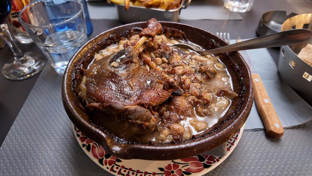 Cassoulet tradicional de Carcassonne, preparado com feijão branco, carnes e temperos.