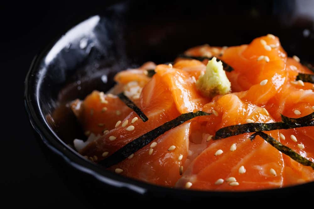 Donburi de sashimi de salmão, prato da culinária japonesa com fatias de salmão cru servidas sobre arroz em uma tigela