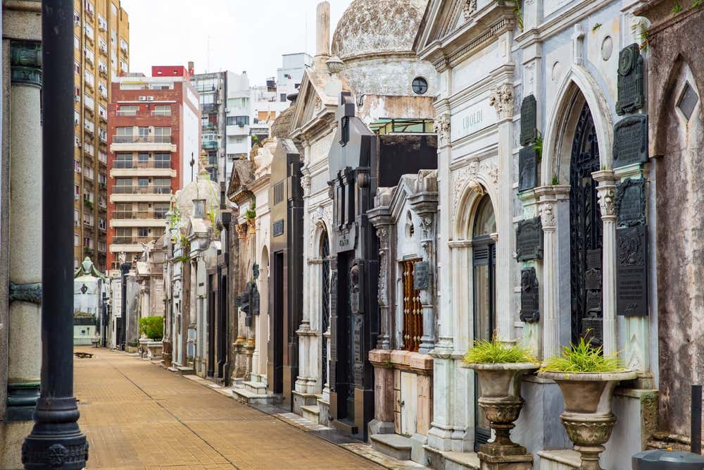 Mausoléu no Cemitério da Recoleta, em Buenos Aires, Argentina, entre os tradicionais túmulos do lugar histórico  