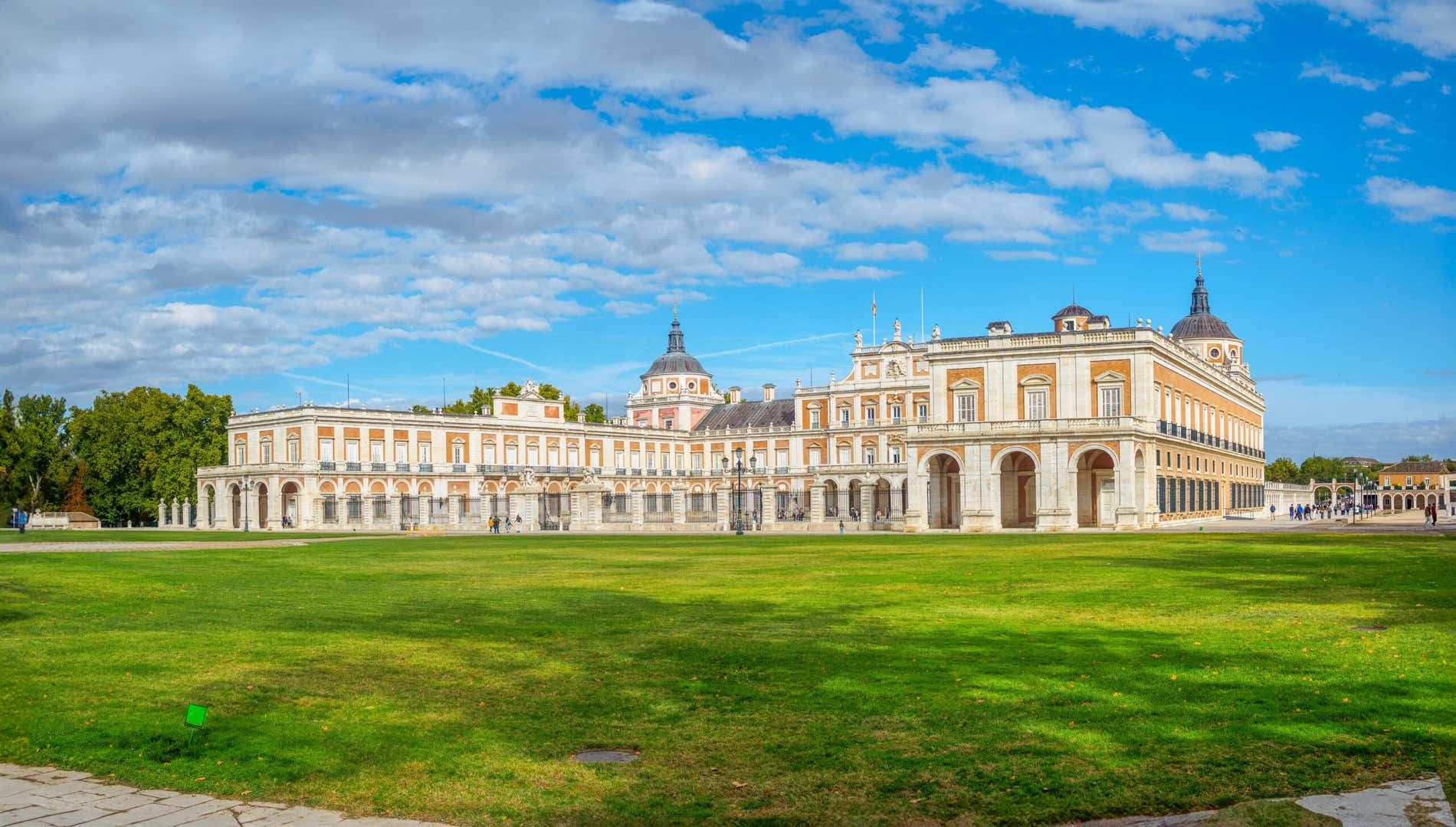 Vista laterale sul Palazzo Reale di Aranjuez in una giornata di sole
