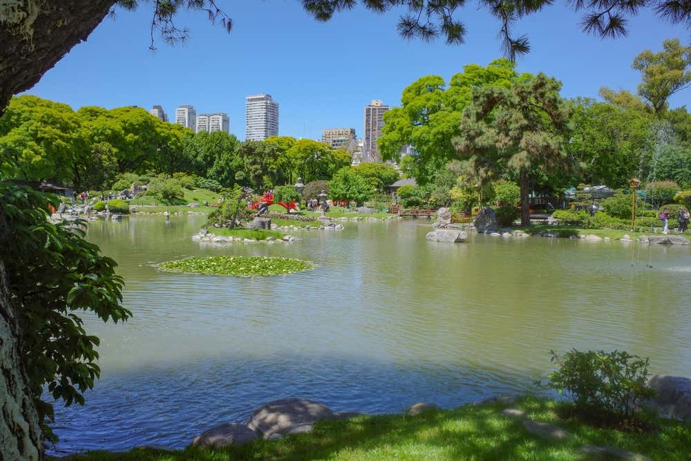 Primavera nos jardins japoneses de Palermo, em Buenos Aires, com flores e vegetação em plena estação