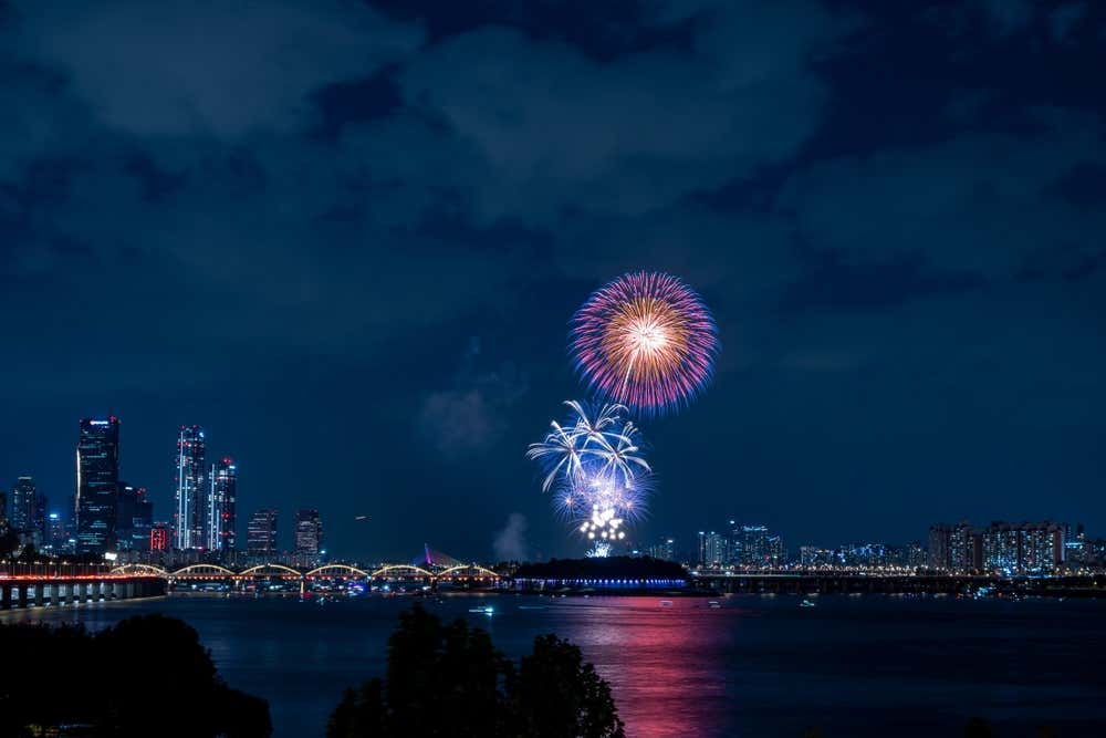 Foto dos fogos de artifício no rio Han, na Coreia
