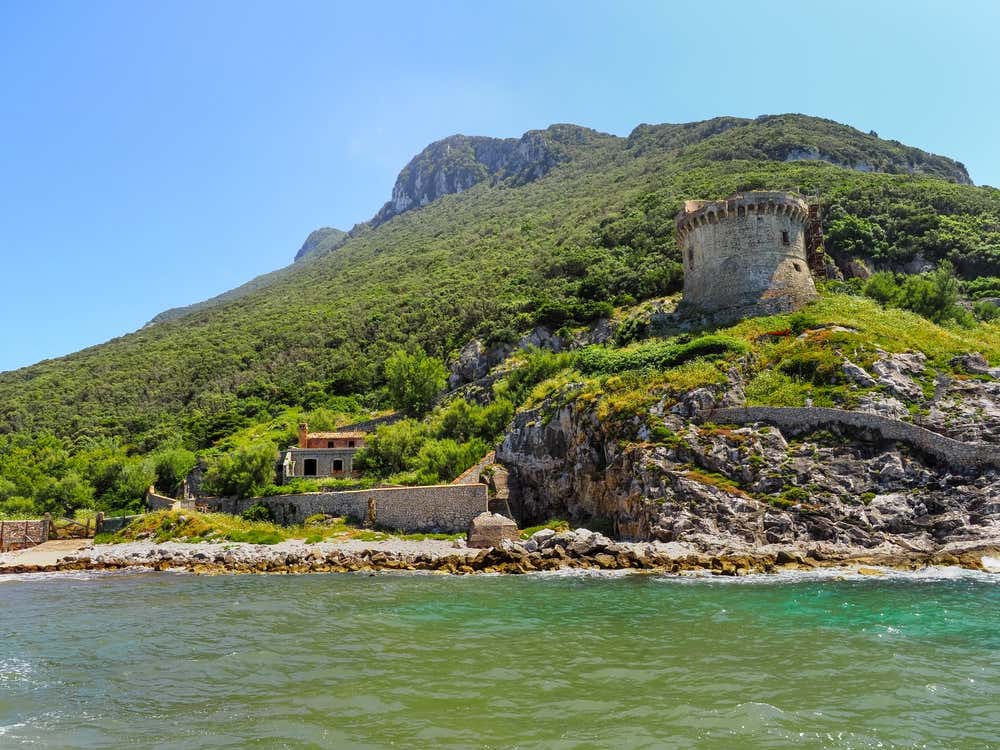 Torre Paola, antica torre costiera di avvistamento in pietra situata su un promontorio roccioso ai piedi del Monte Circeo, circondata da macchia mediterranea e affacciata sulle acque verdi del mare