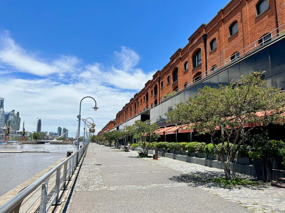 Vista panorâmica de Puerto Madero, em Buenos Aires, com seus modernos edifícios às margens do Rio da Prata