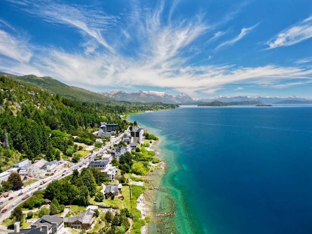 Vista aérea de Bariloche, na Argentina, no verão. Cidade pitoresca, estrada e o lago Nahuel Huapi com as montanhas dos Andes sob um céu ensolarado