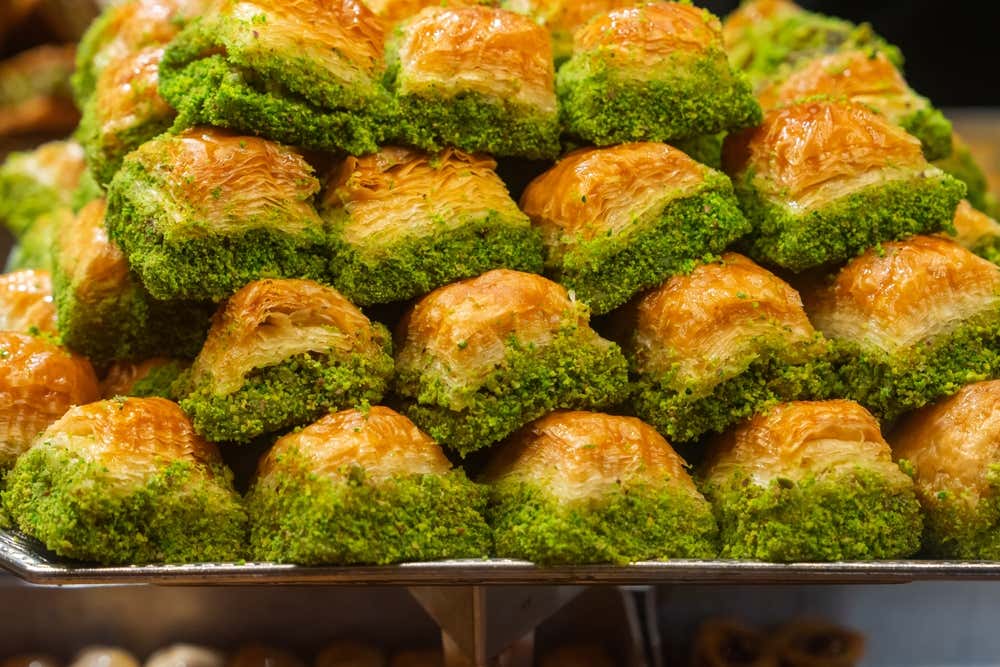 Baklava turca com pistache, acompanhada de doces tradicionais da culinária otomana, em Üsküdar, Istambul