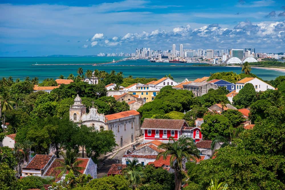 Vista panorâmica da histórica Olinda, com o horizonte de Recife