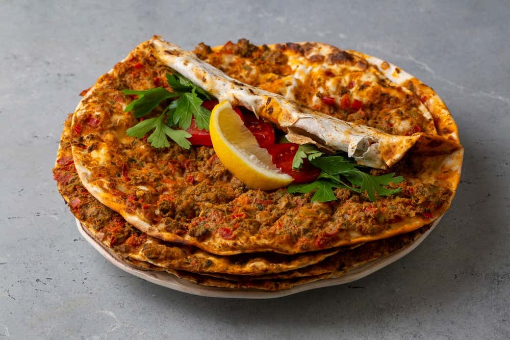 Lahmacun, prato tradicional turco preparado com uma massa fina coberta com carne picada, ervas e especiarias