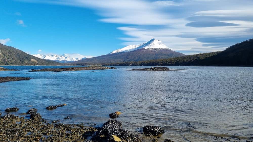 Vista panorâmica da costa do Parque Nacional da Terra do Fogo, em Ushuaia, cercada pela paisagem natural da Patagônia argentina