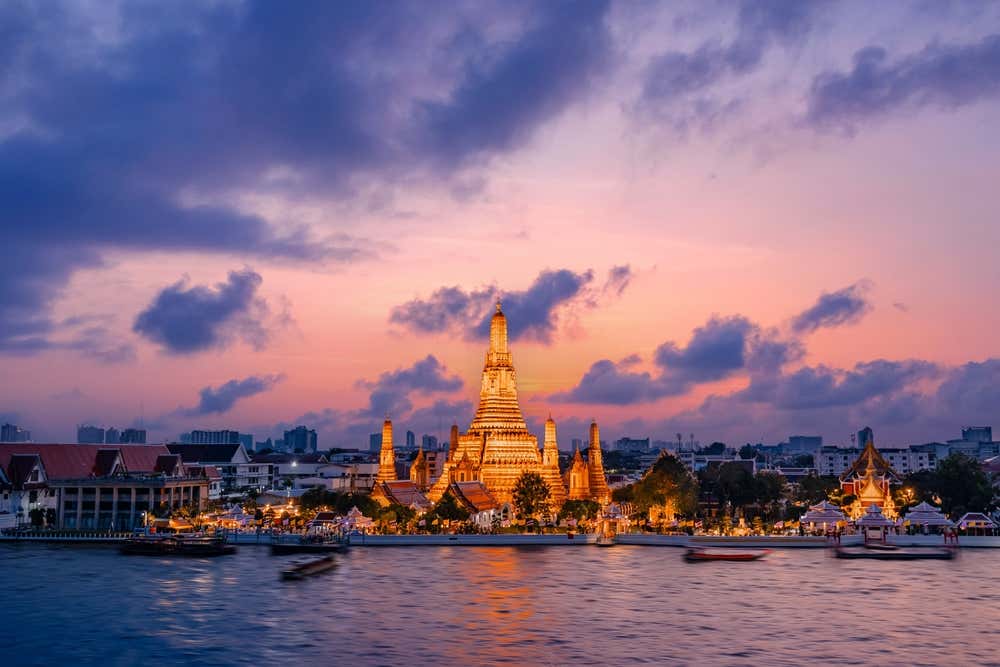 O incrível templo Wat Arun em Bangkok iluminado ao entardecer