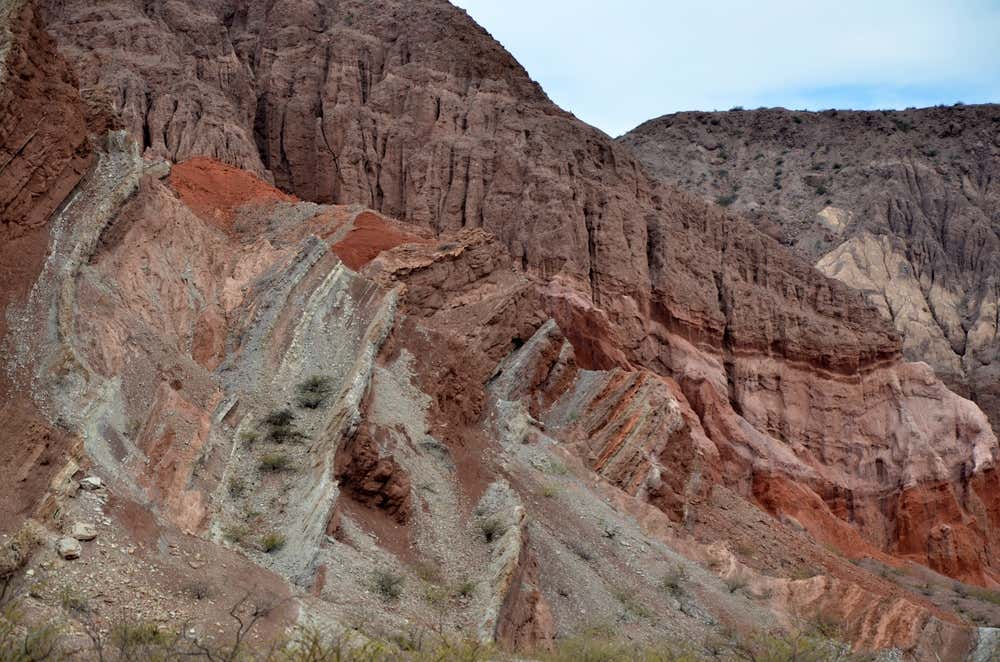 Vista panorâmica da Quebrada de las Conchas, em Cafayate, na província de Salta, Argentina, com suas formações rochosas e paisagem árida característica