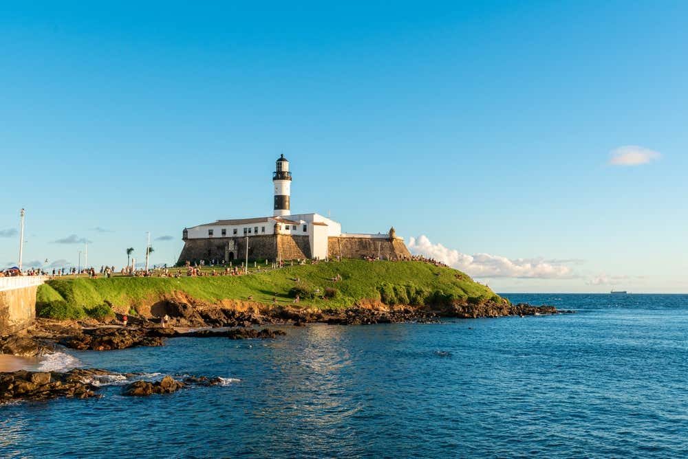 Faro Farol da Barra, na cidade de Salvador, com céu azul