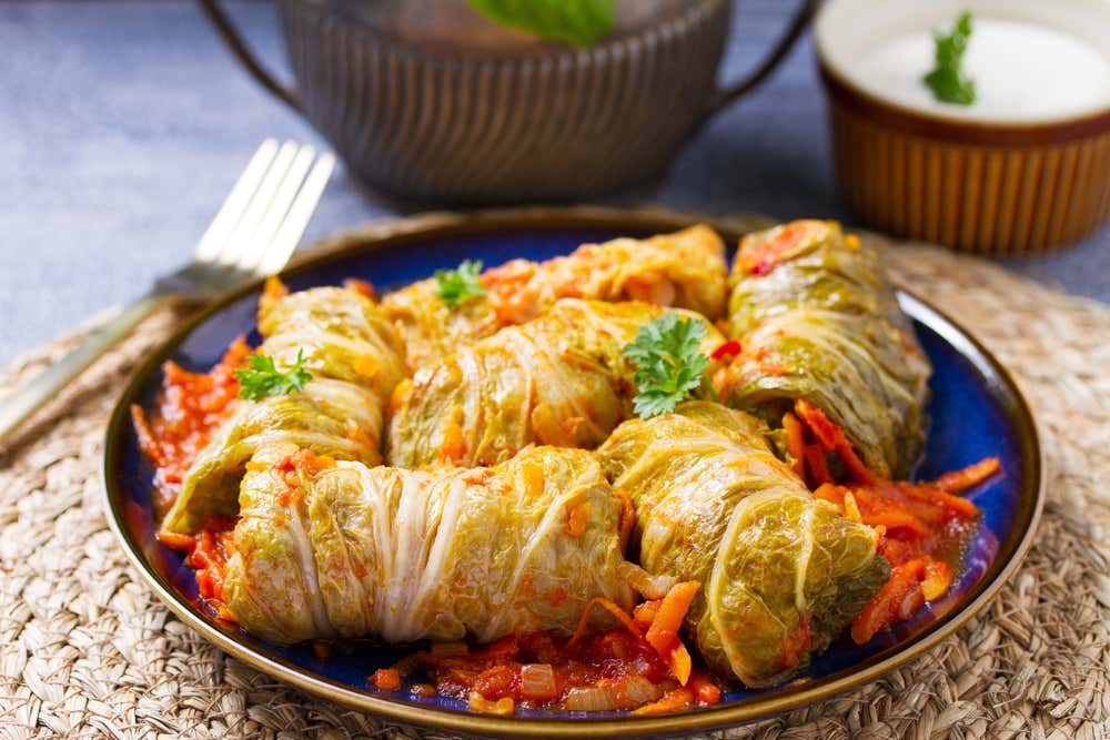 Dolma, folhas de repolho recheadas com uma mistura de arroz, carne e temperos, típicas da culinária turca