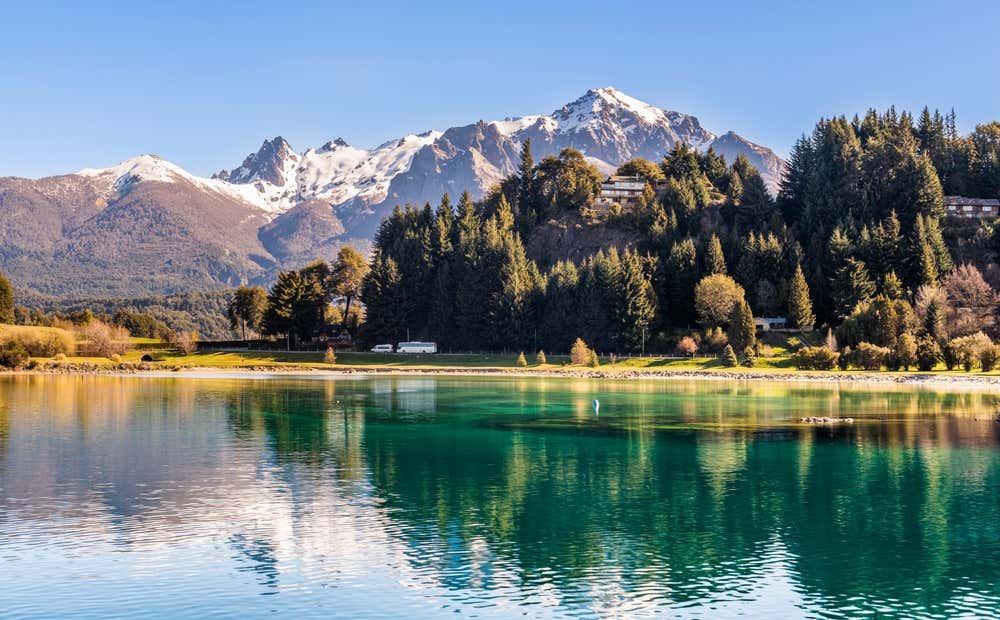 Vista do lago Nahuel Huapi, em Bariloche, na Patagônia Argentina, cercada por montanhas, florestas e paisagens naturais de grande beleza