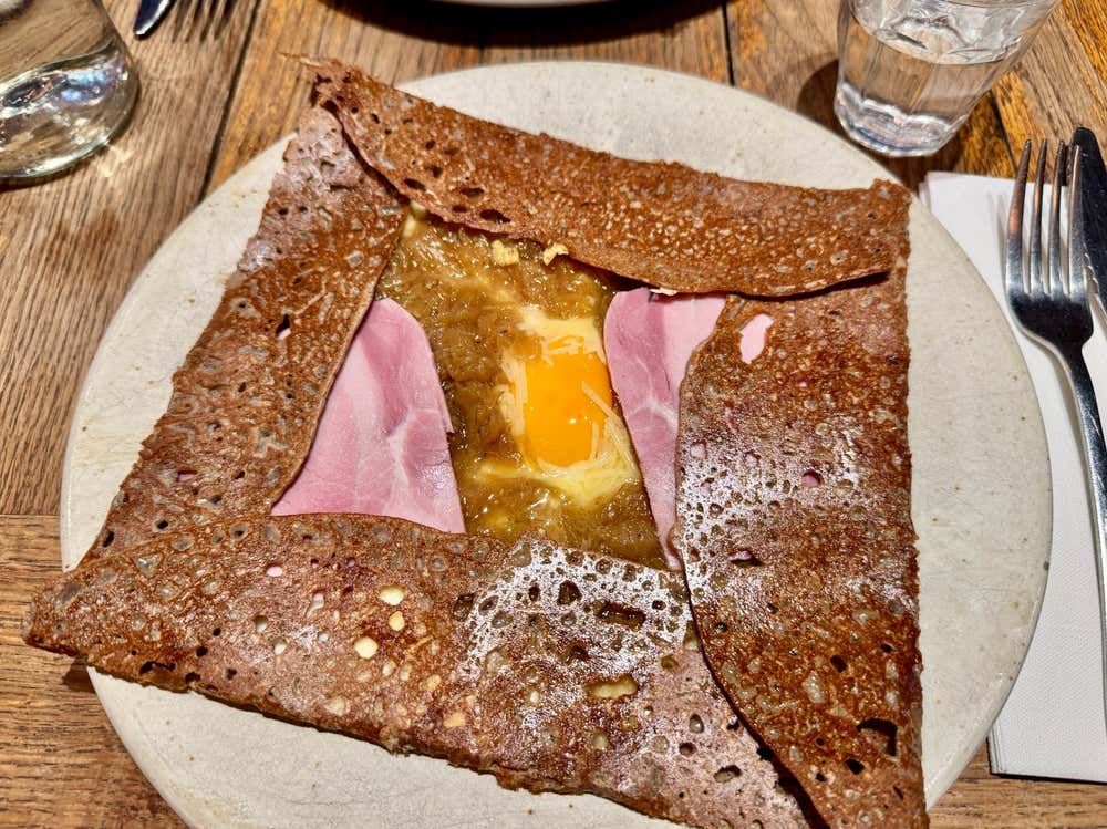 Galette de trigo-sarraceno recheada com ovo, fiambre e cebola, uma especialidade da culinária da Bretanha