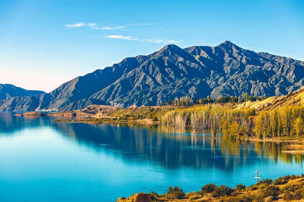 Vista panorâmica da Cordilheira dos Andes, com seus imponentes picos e paisagens montanhosas na região de Mendoza, Argentina