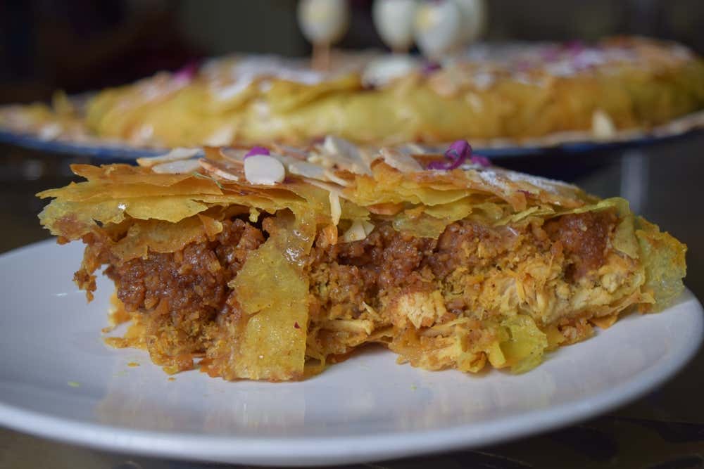 Detalhe de um pedaço crocante de bastilla marroquina com frango e amêndoas