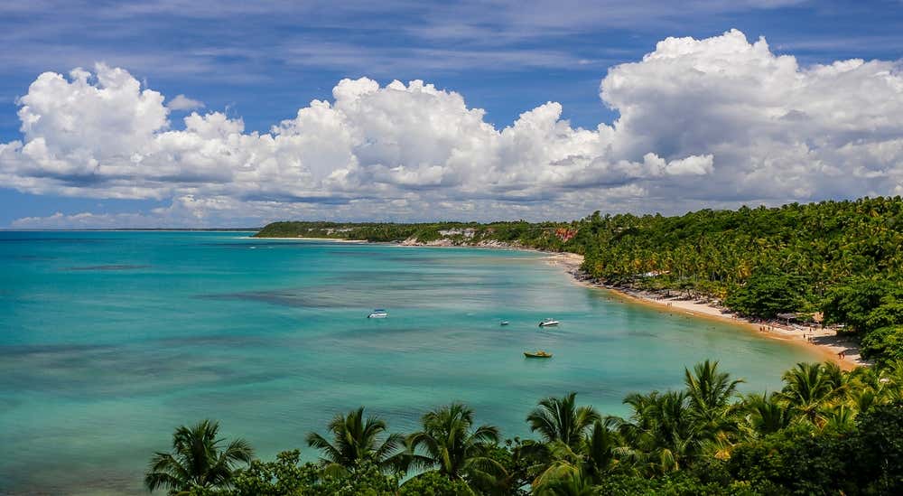 Vista panorâmica da praia do espelho, em Trancoso, em um dia ensolarado