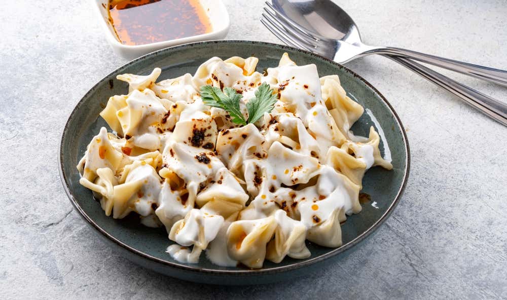 Manti, prato tradicional turco feito com massa artesanal recheada de carne picada