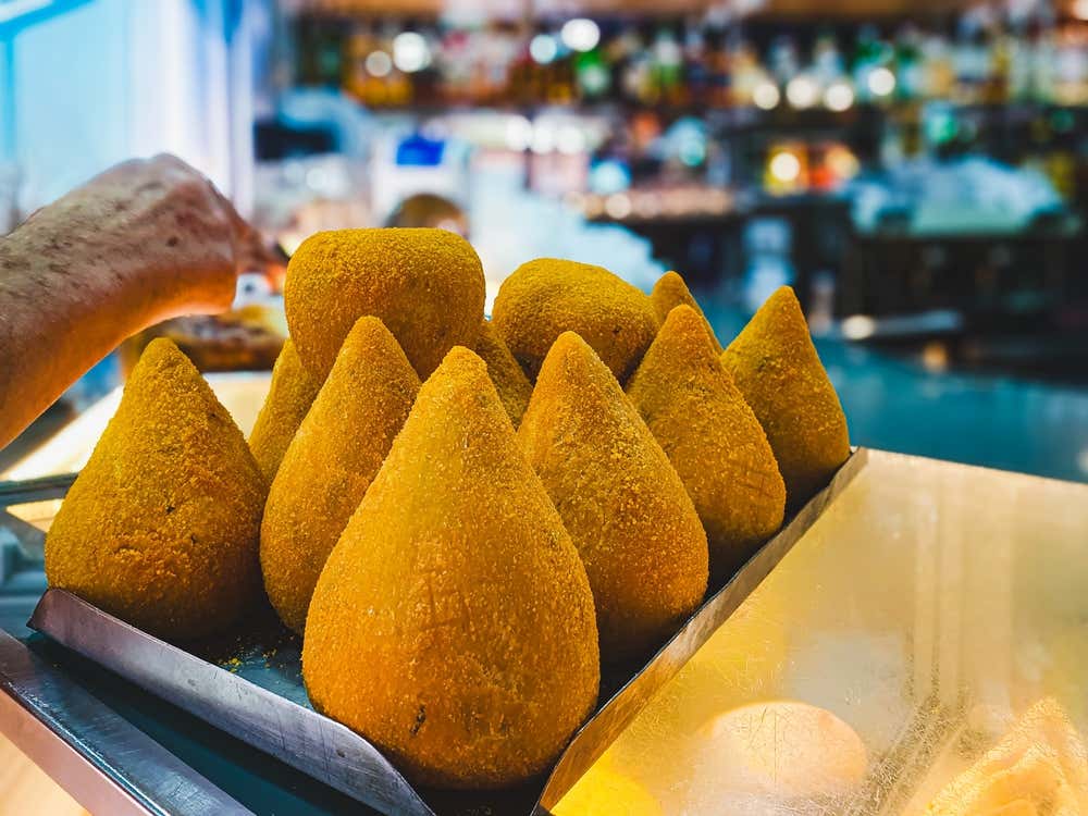 Coxinhas brasileiras expostas no balcão de uma lanchonete, um dos petiscos mais populares da culinária de São Paulo