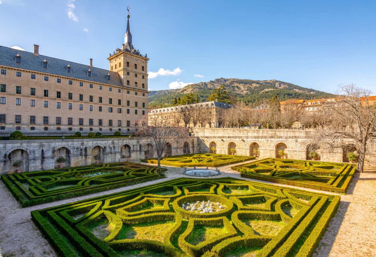 Vista su dei giardini del Monastero di San Lorenzo de El Escorial in una giornata di sole