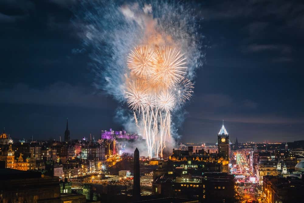 Espetacular queima de fogos sobre o Castelo de Edimburgo durante as celebrações de Ano-Novo do Hogmanay, na Escócia