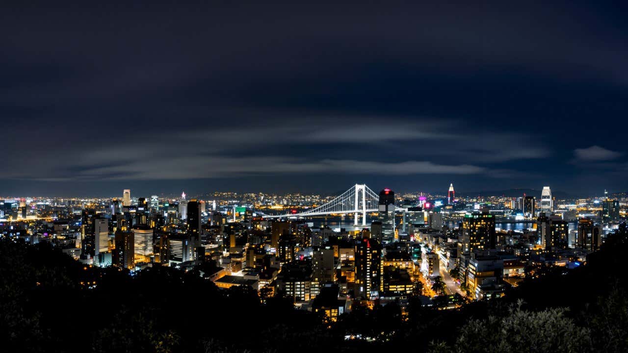 Vista panorâmica do horizonte de São Paulo à noite, com a ponte Octávio Frias de Oliveira em destaque