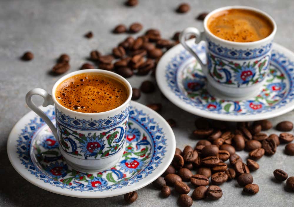 Café turco, bebida tradicional preparada e servida em uma pequena xícara