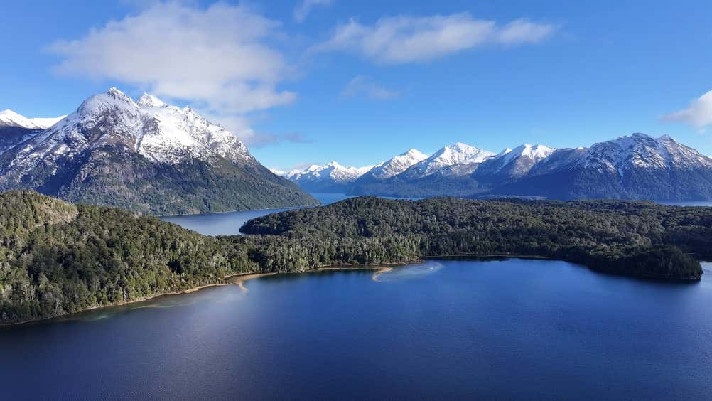 Vista panorâmica de Bariloche, na província de Río Negro, Argentina, com as montanhas nevadas e a paisagem do Circuito Chico