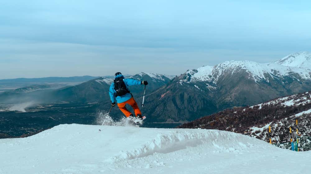 Uma pessoa andando de esqui na neve em Cerro Catedral, em Bariloche, Argentina