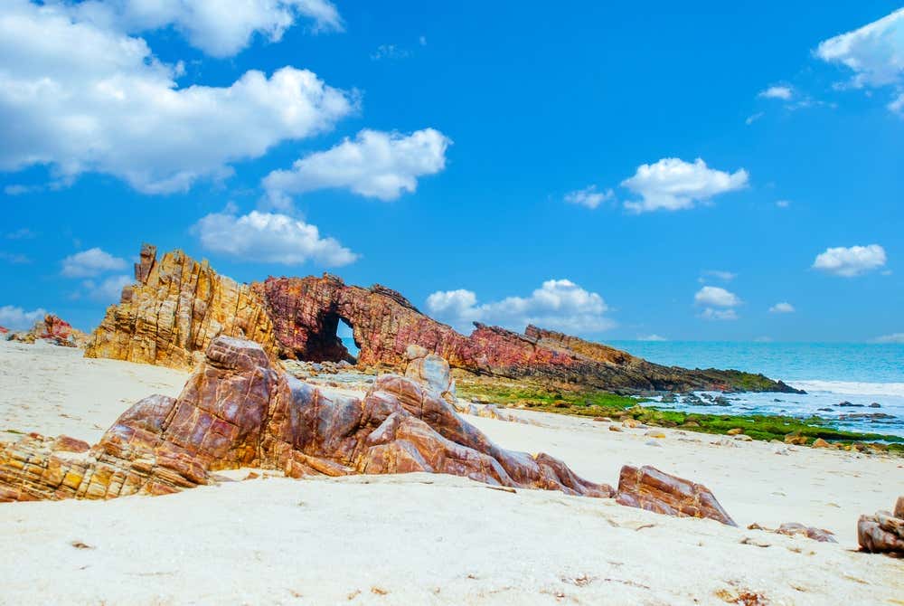 Pedra Furada, formação rochosa esculpida pela ação do mar e dos ventos na praia de Jericoacoara, no Ceará, Brasil, um dos cartões-postais mais famosos do litoral brasileiro