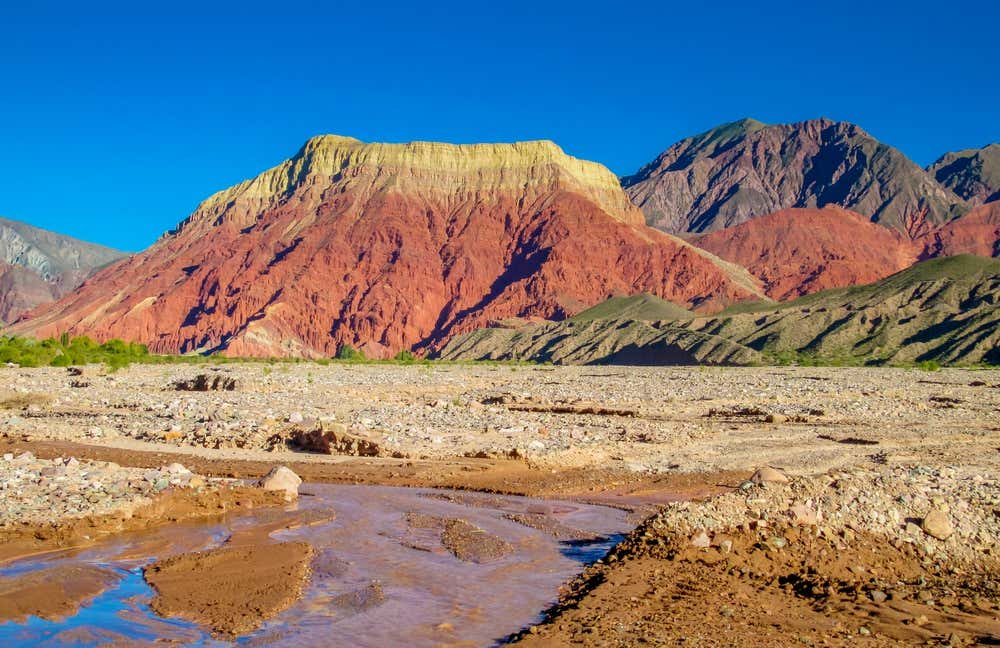 Vista panorâmica de Humahuaca, na Quebrada de Humahuaca, com suas construções tradicionais e as colinas multicoloridas da paisagem andina do noroeste da Argentina