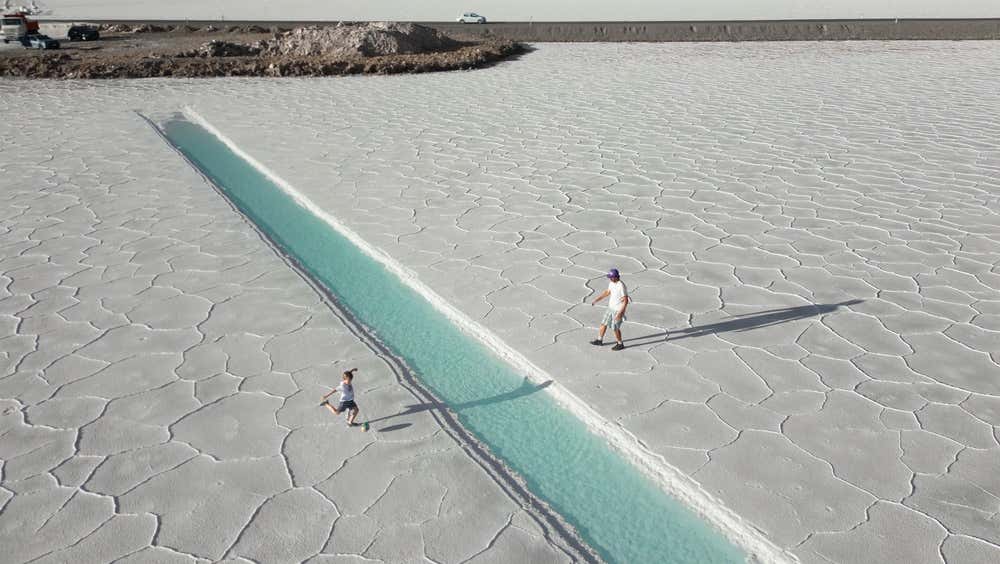 Pai e filho jogando futebol nas Salinas Grandes, em Jujuy, Argentina