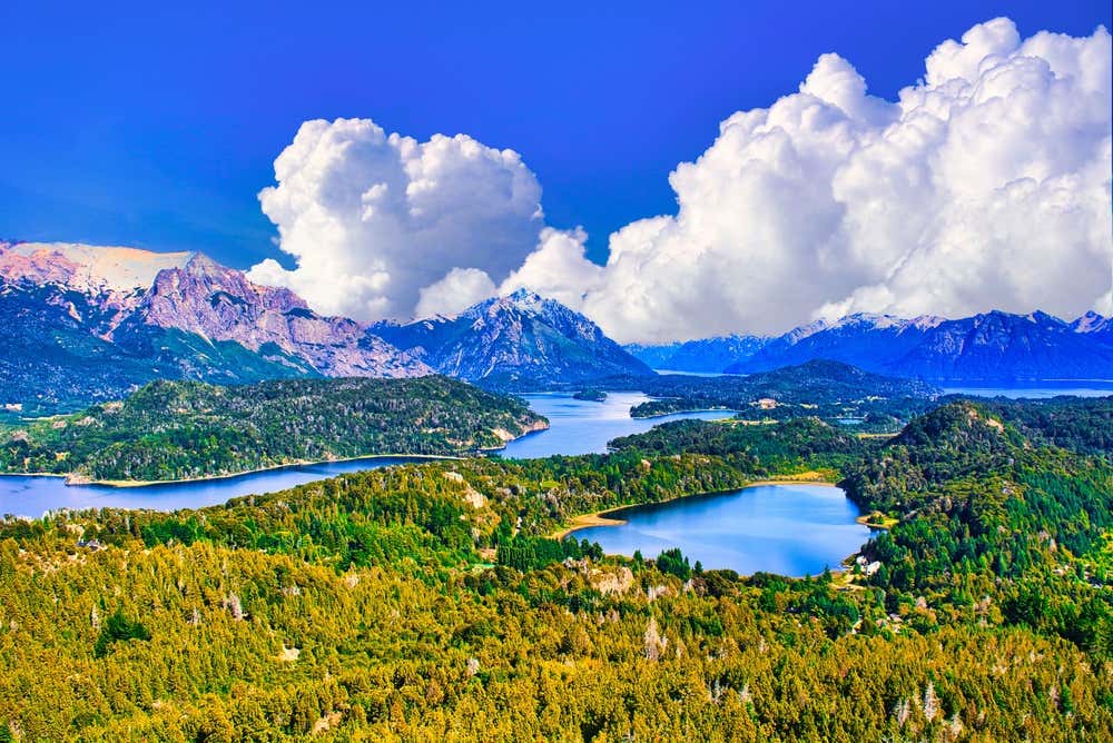 Vista do lago Nahuel Huapi em Bariloche, na Argentina, com algumas nuvens variadas