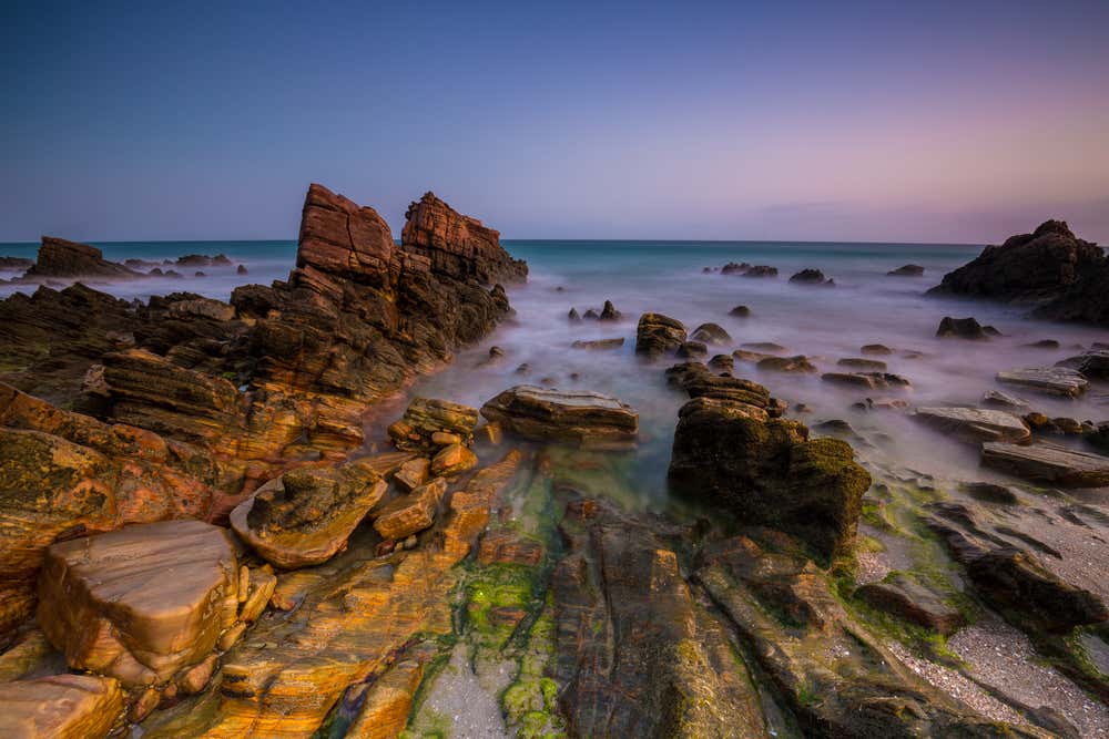 Anoitecer em Jericoacoara, no Ceará, Brasil, com as luzes da vila à beira-mar refletindo o charme e a tranquilidade de um dos destinos mais encantadores do litoral nordestino
